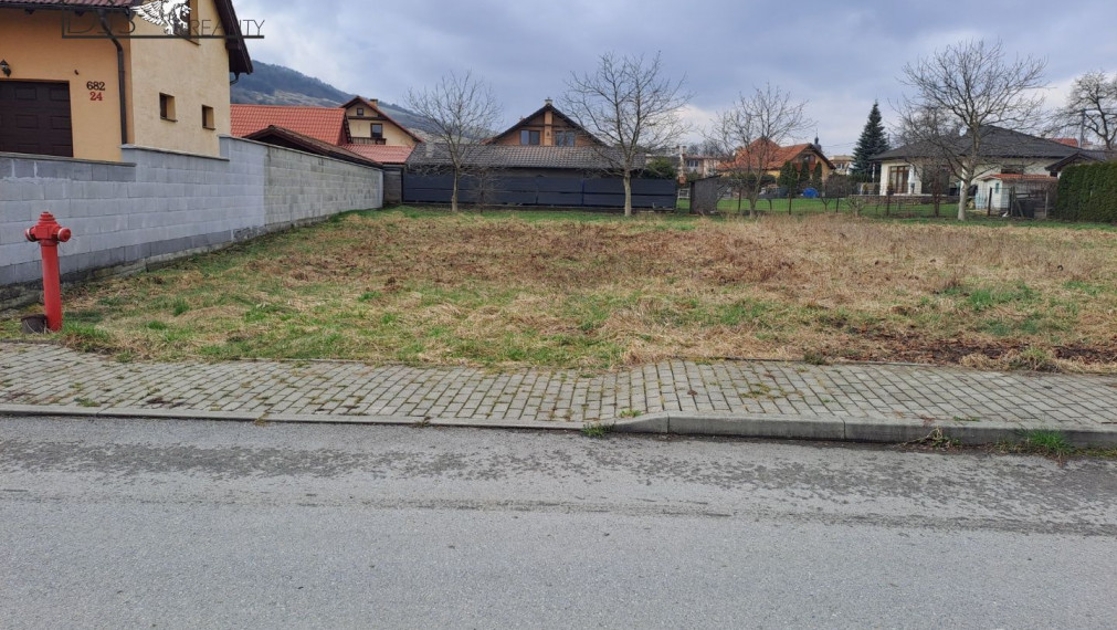 REZERVOVANÉ - EXKLUZÍVNE - STAV. POZEMOK , 672 m², Pečovská Nová Ves